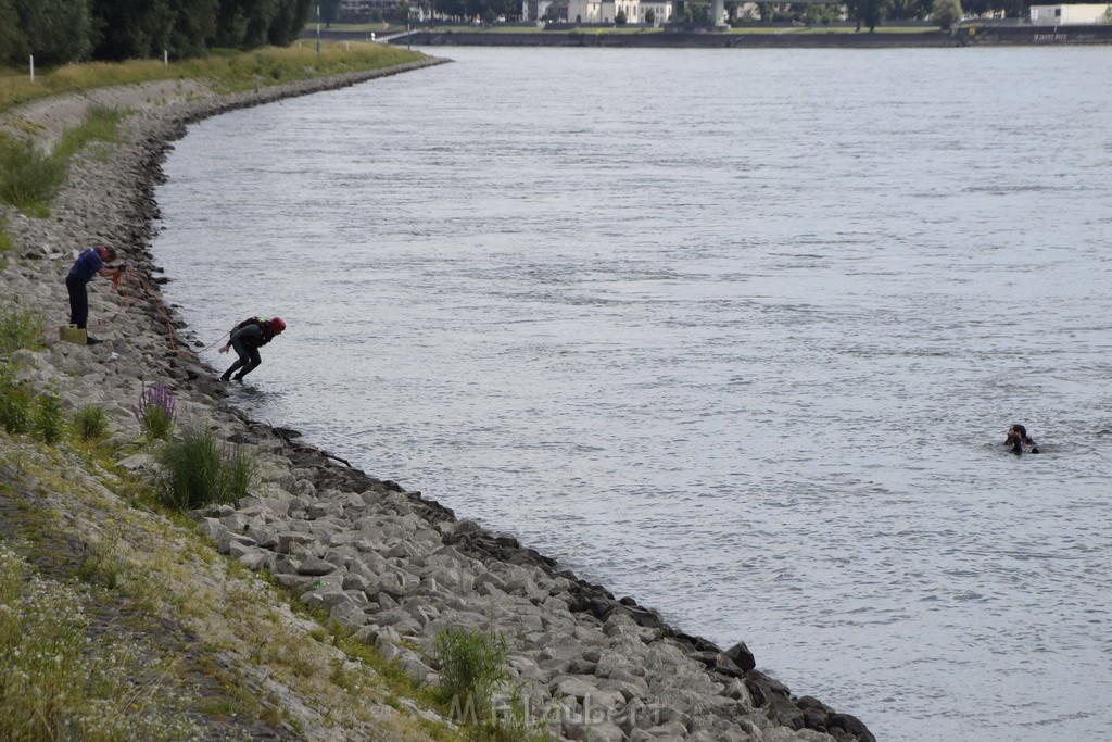 Uebung BF Taucher und Presse Koeln Zoobruecke Rhein P368.JPG - Miklos Laubert